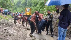 খাগড়াছড়িতে ভারী বর্ষণে পাহাড়&nbsp;ধস, যান চলাচল বন্ধ