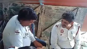 সিসিটিভির সামনেই ঘুষের টাকা ভাগ, বিপাকে তিন পুলিশ