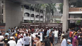 পুলিশ সদর দপ্তরের সামনে চাকরিচ্যুতদের বিক্ষোভ, অবরুদ্ধ আইজিপি