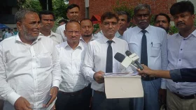 আইনজীবীদের মুখে নথি ছুড়ে মারলেন বিচারক