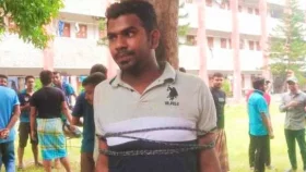 হলের কক্ষের তালা ভাঙার চেষ্টা ছাত্রলীগকর্মীর, গাছে বেঁধে রাখল শিক্ষার্থীরা