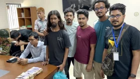 রাস্তায় হাঁটতে বেরিয়ে ১৮ লাখ টাকা পেলেন &lsquo;শাটিকাপ&rsquo; অভিনেতারা