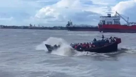 কুতুবদিয়ায় মালবাহী ট্রলার ডুবি, নিখোঁজ শ্রমিক