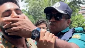 সাময়িক বরখাস্ত হলেন শিক্ষার্থীর মুখ চেপে ধরা পরিদর্শক আরশাদ