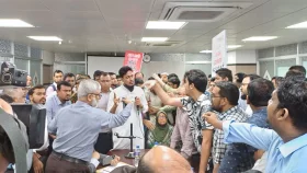 স্বাস্থ্য উপদেষ্টার সামনেই চিকিৎসকদের বিক্ষোভ, হট্টগোল