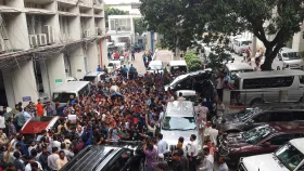 সচিবালয়ে ঢুকে শিক্ষার্থীদের বিক্ষোভ