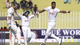 শরিফুলের জোড়া আঘাত, বাবরের বিদায় শূন্য হাতে
