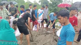 গোমতী নদীর বাঁধ রক্ষায় কাজ করছে পাউবো&nbsp;
