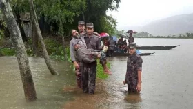 বন্যায় ক্ষতিগ্রস্ত বানভাসি মানুষের পাশে বিজিবি