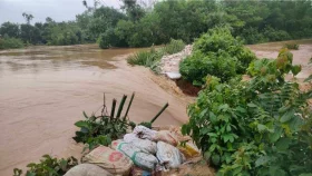 হালদা নদীর বাঁধ ভেঙে প্লবিত হচ্ছে ফটিকছড়ি