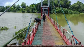 ডুবে গেছে রাঙ্গামাটির ঝুলন্ত সেতু