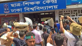 বন্যার্তদের ত্রাণ দিতে শনিবারও টিএসসিতে মানুষের ঢল