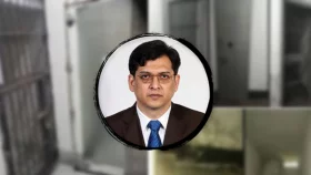কবরের মতো নির্জন আয়নাঘরে প্রবেশ করত বিচ্ছু