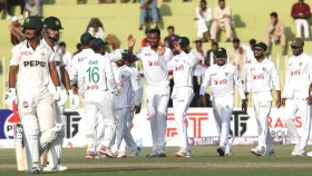রান পাহাড়ের পর এক উইকেটে দিনের ইতি