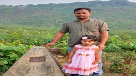 বাবার পাউরুটি নিয়ে আসার অপেক্ষায় ইলমা