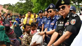 বন্যাকবলিত এলাকা পরিদর্শন ও ত্রাণ বিতরণ করলেন আইজিপি