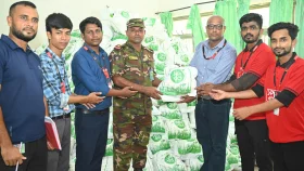 বন্যার্তদের ত্রাণ বিতরণে কাজ করছে রিটেইল চেইন শপ &lsquo;স্বপ্ন&rsquo;