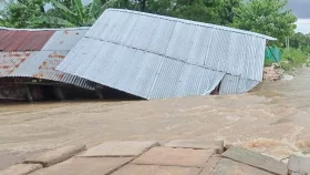 ২০ বছরের সংসার নিমিষেই তলিয়ে গেল