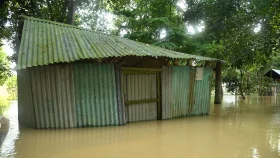 &lsquo;আমাদের বাঁচান, দুই দিন ধরে আটকা আছি&rsquo;