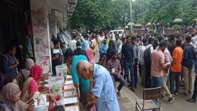 টিএসসিতে জায়গা নেই, ত্রাণ নিয়ে শারীরিক শিক্ষাকেন্দ্র ছুটছে মানুষ