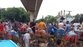 এবার শাহবাগে রিকশাচালকদের অবরোধ