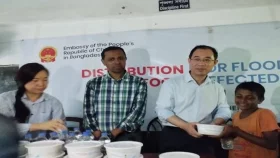 বন্যার্তদের মাঝে চীনা দূতাবাসের খাবার বিতরণ