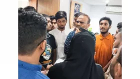 ঢাবি ক্যাম্পাসে রাজনীতি নিষিদ্ধের দাবিতে উপাচার্যকে স্মারকলিপি