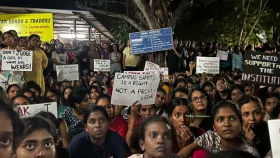 হোস্টেলে ঢুকে ছাত্রীকে পুরুষাঙ্গ দেখালেন মিস্ত্রি, সারারাত বিক্ষোভ