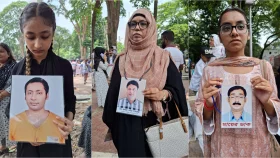 ১১ বছর রাস্তায় দাঁড়িয়ে গুম হওয়া বাবাকে ফিরে চেয়েছে মেয়ে