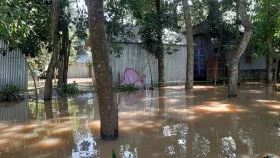 শুকনো খাবার খেয়ে দিন পার করছেন বানভাসিরা