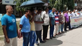 চুয়াডাঙ্গায় ড্রাইভিং লাইসেন্স নবায়নের দাবিতে মানববন্ধন
