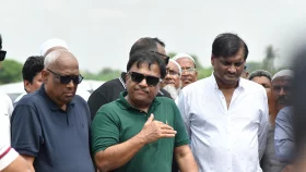 মাঠ বানাতে নৌকা বা স্কয়ার শেপের দরকার নেই, বললেন ফারুক