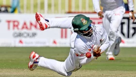 ৮ উইকেটের মাঝে ৪ ক্যাচ ড্রপ