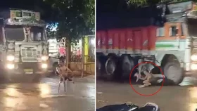 রাস্তার মাঝে চেয়ারে বসে আয়েশ, ট্রাকের ধাক্কায় উল্টে পড়লেন যুবক