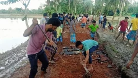 স্বেচ্ছাশ্রমে সংস্কার করা হচ্ছে বন্যায় ক্ষতিগ্রস্ত সড়ক&nbsp;