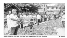সড়কে কাঁচা চা পাতা ফেলে প্রতিবাদ