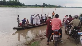 হাজারো মানুষের পারাপারের ভরসা একটিমাত্র নৌকা