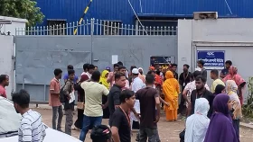 বিক্ষোভের মুখে আশুলিয়ায় ৬০ পোশাক কারখানায় ছুটি