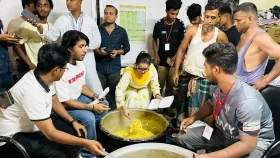 বন্যার্ত দেড় হাজার মানুষকে রান্না করে খাওয়ালেন তৌসিফ-তিশা