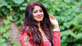 &lsquo;আলো আসবেই&rsquo; গ্রুপ নিয়ে মুখ খুললেন মৌসুমী