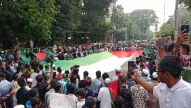 &lsquo;শহীদি মার্চ&rsquo; শেষে শহীদ মিনারে ছাত্র-জনতা