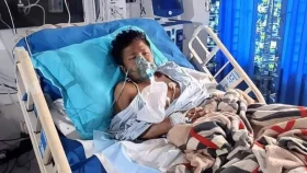 ছেলেকে কিডনি দিতে চান মা, বাধা শুধু চিকিৎসা খরচ
