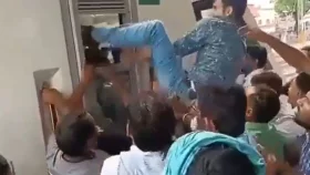 ট্রেন চালানোর জন্য ৩ চালকের সংঘর্ষ, ভিডিও ভাইরাল