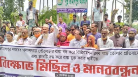 পৌরসভার রাস্তা বন্ধ করে ক্লাব নির্মাণ, এলাকাবাসীর প্রতিবাদ