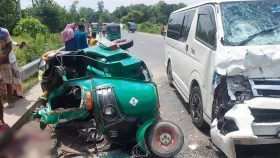 সিরাজগঞ্জে অটোরিকশা-মাইক্রোবাসের মুখোমুখি সংঘর্ষে নিহত ৫