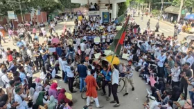 আশ্বাস পেয়ে সড়ক ছাড়লেন পলিটেকনিকের শিক্ষার্থীরা