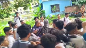 থানায় শিক্ষার্থীদের হট্টগোল, অজ্ঞান হয়ে হাসপাতালে ওসি