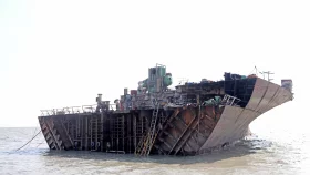 প্রশ্নের মুখে জাহাজভাঙা শিল্প, ১০ বছরে ১৪০ মৃত্যু