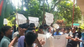 লোডশেডিংয়ের প্রতিবাদে বিদ্যুৎ অফিস ঘেরাও