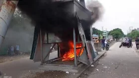 শহীদ রফিক সেতুর টোল বন্ধের দাবিতে বিক্ষোভ,  আগুন